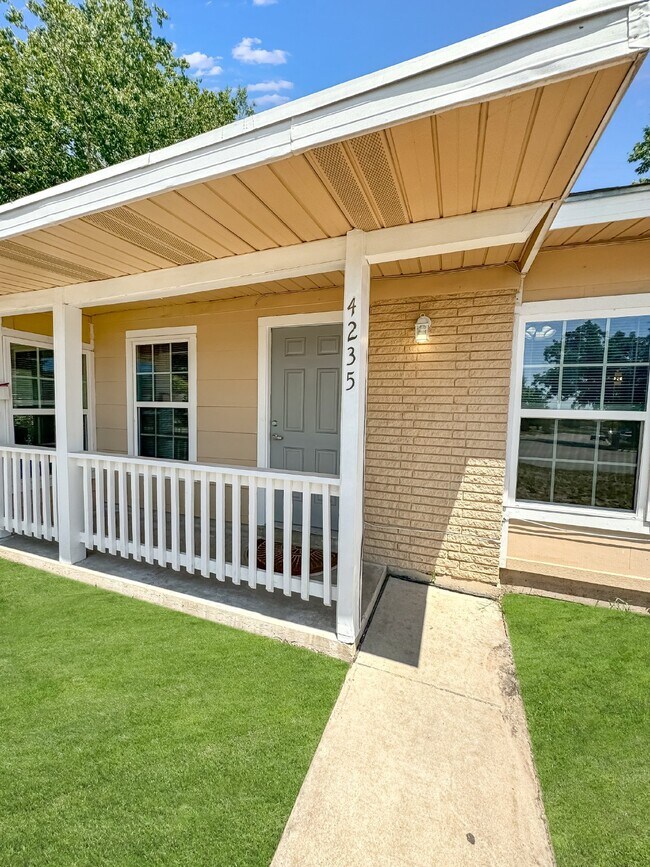 Building Photo - "Charming 4-Bed, 2-Bath Home In San Antoni...
