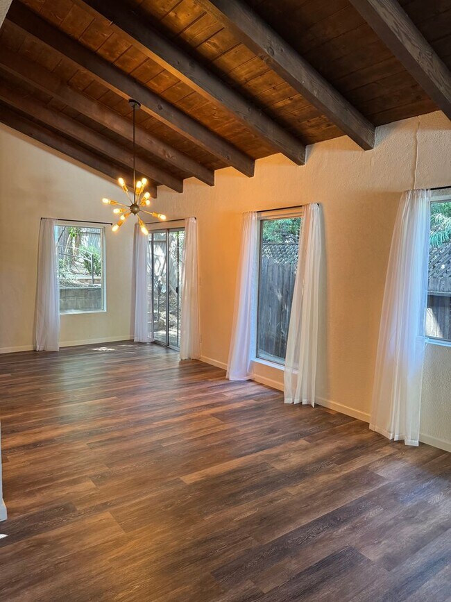 Foto del edificio - Comfortable Calabasas Home with Indoor Charm and Outdoor Space