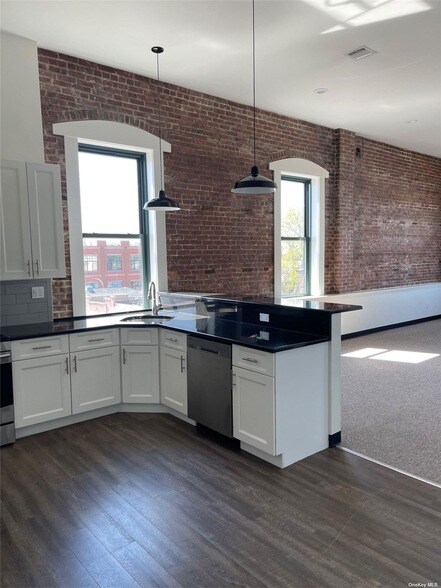 Foto del edificio - 18 E Sunrise Hwy