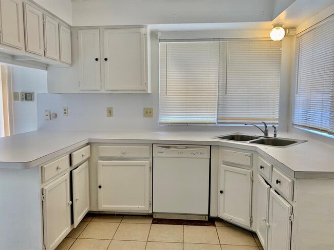 Building Photo - 2526 Valley Forest Dr