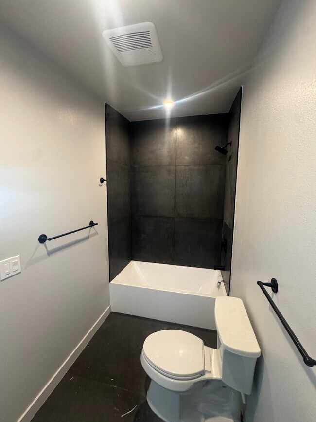 Foto del edificio - 2621 Hillcrest Dr