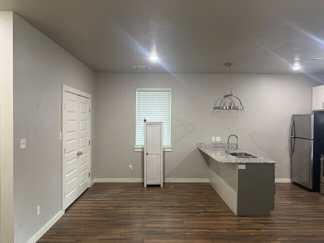 Foto del edificio - 3 bedroom and 2 bathroom house built in 2020