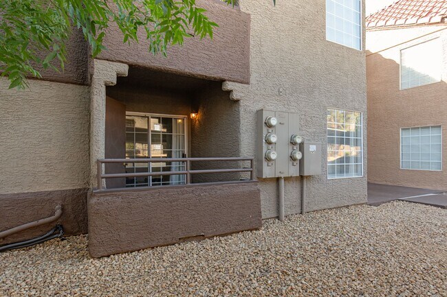 Foto del edificio - 3 Bedrooms Condo in a Guard Gated Summerlin Community