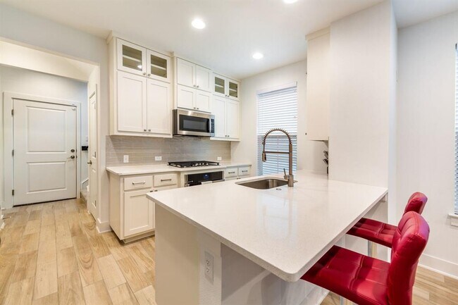 Building Photo - 2408 Simond Ave