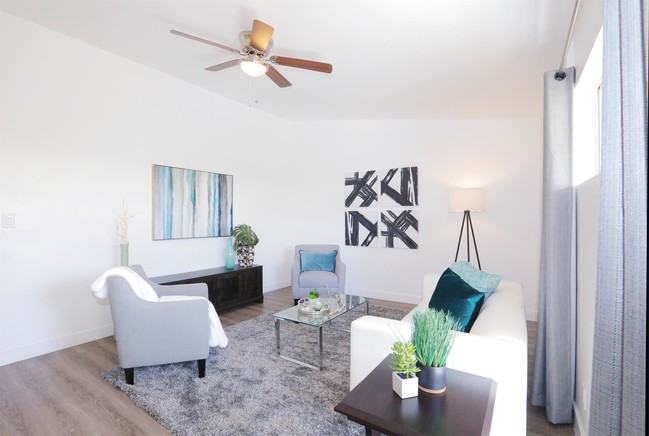 Foto del edificio - 3727 E 5th St
