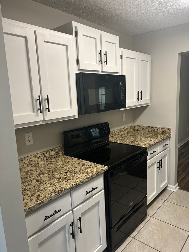 Building Photo - 2BR/2BA Townhouse Available For Rent