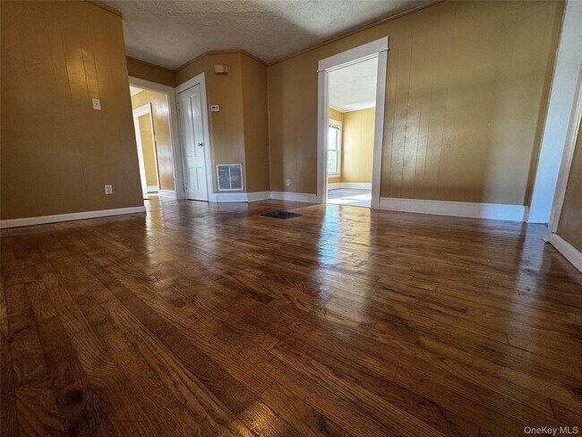 Foto del edificio - 56 Watkins Ave