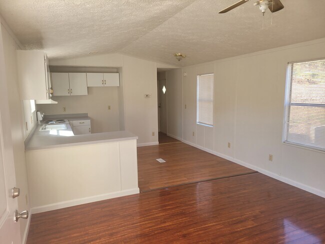 Foto del edificio - 716 N Houston Lake Blvd