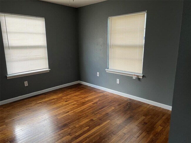 Building Photo - 917 Benbrook Dr