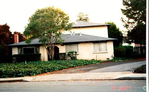 Building Photo - 676 Begonia Way