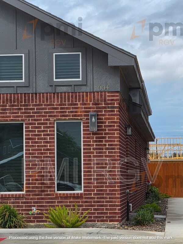 Primary Photo - 1004 Hidden Hls St