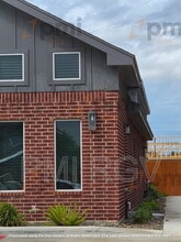Building Photo - 1004 Hidden Hls St