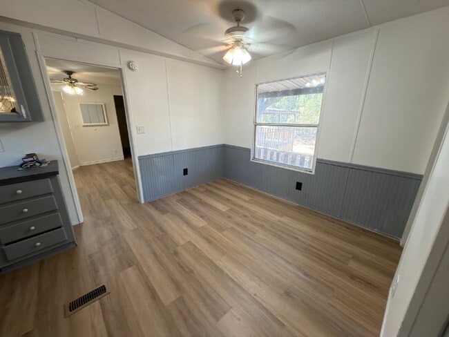 Building Photo - 3 bed 2 bath. New vinyl floors throughout.