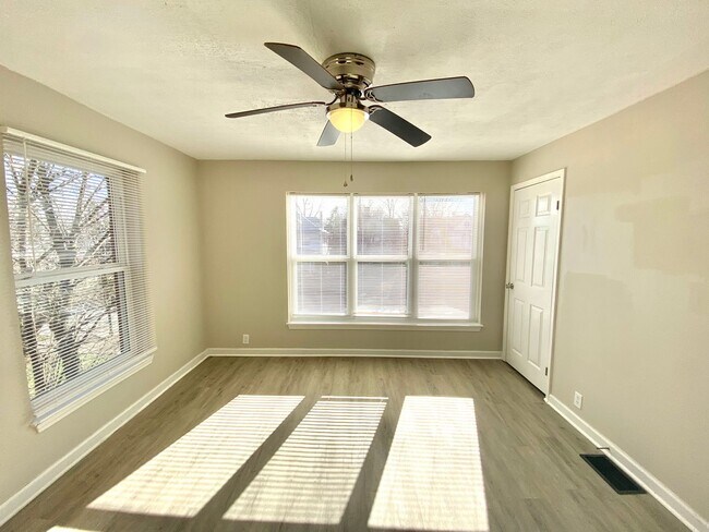Building Photo - Lexington Place: New Year, New Home: 50% O...