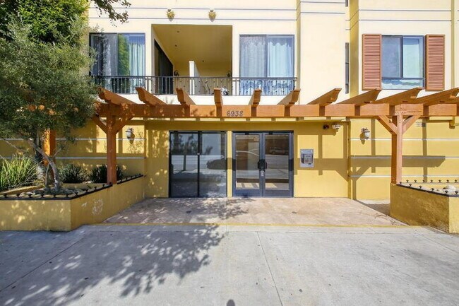Building Photo - 6938 Laurel Canyon Blvd