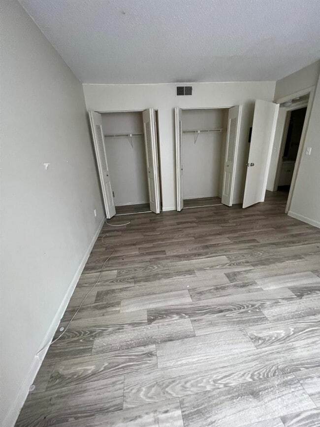 Building Photo - 2.0 bedroom in St. Petersburg Florida 33704