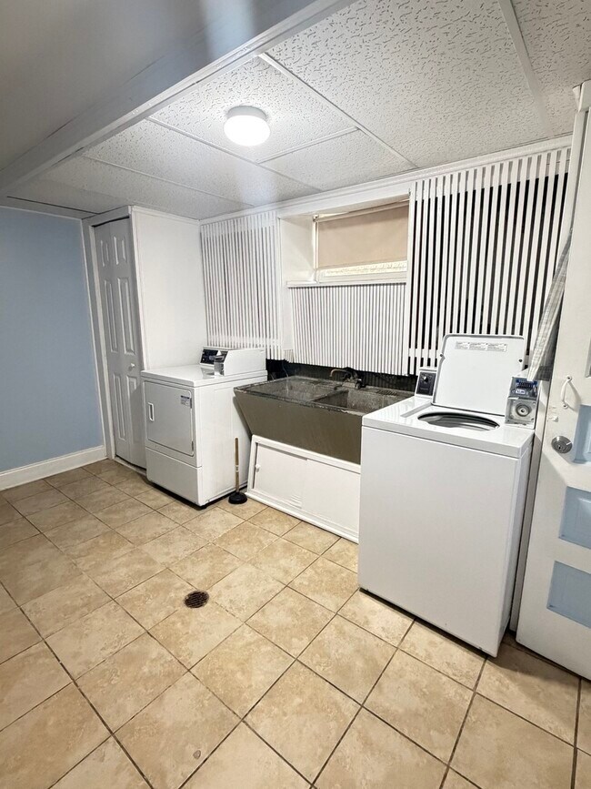 Foto del edificio - 7732 W Addison St