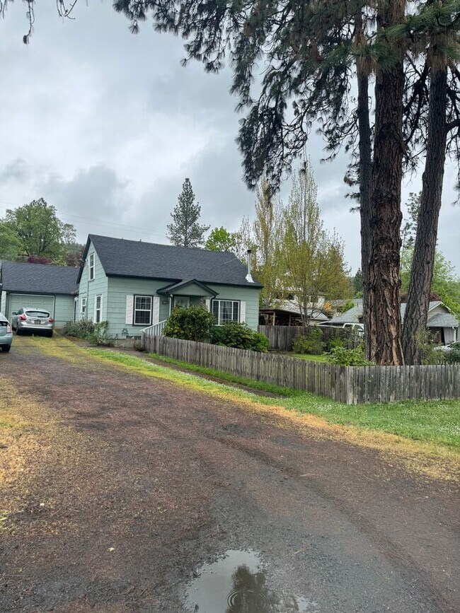 Building Photo - Sutherlin 3 bedroom house with large shop