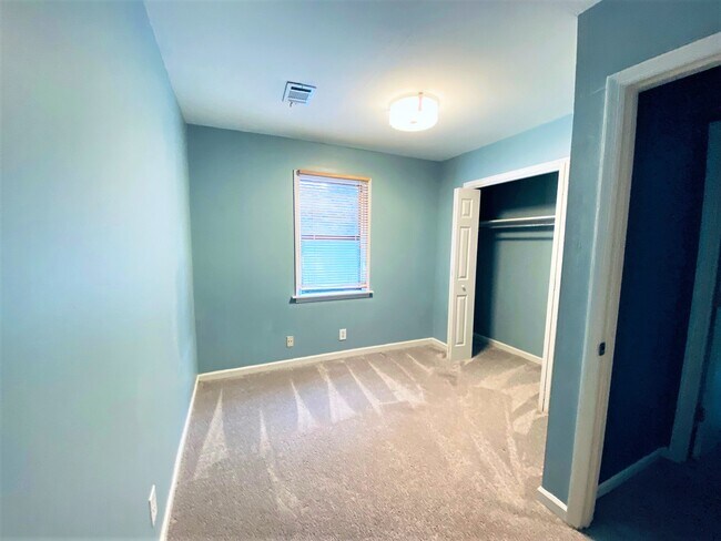 Dormitorio - 1027 Curran St NW