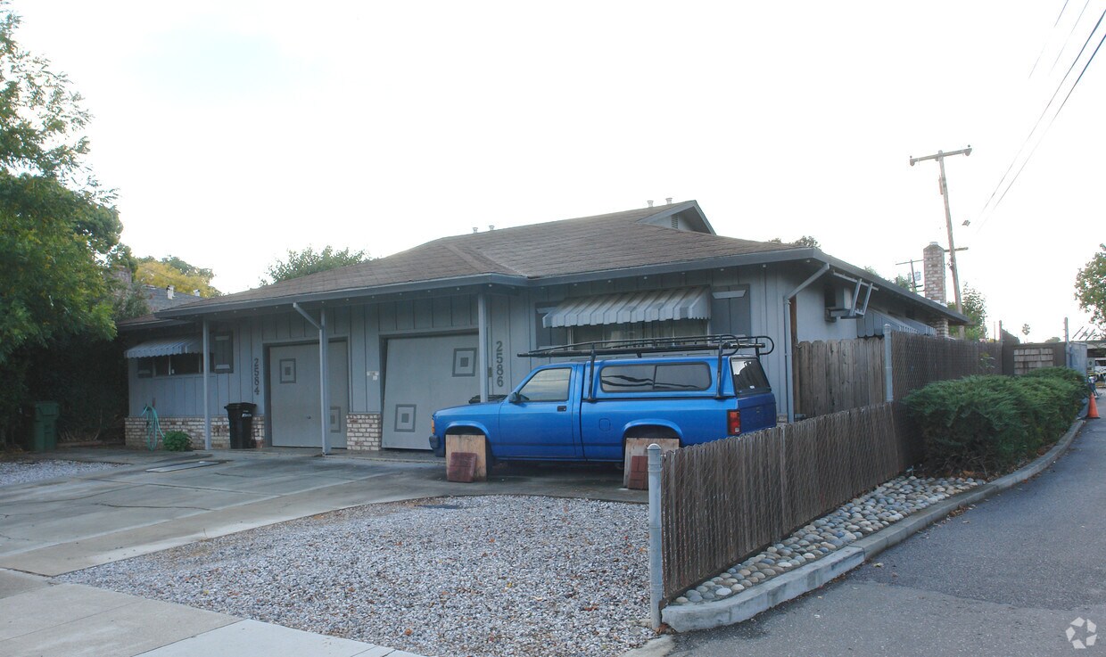 Foto del edificio - 2584-2586 Benton St