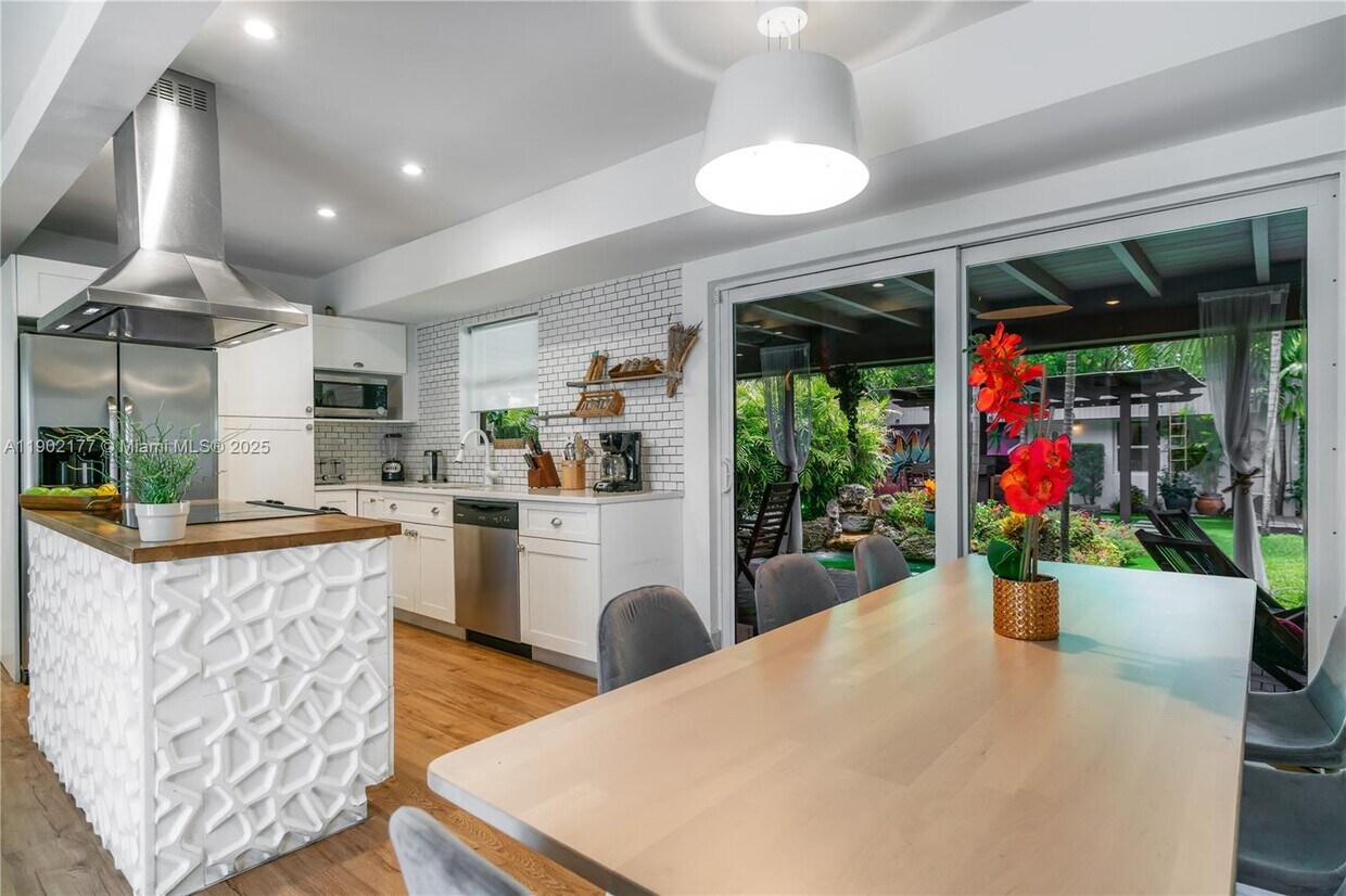 Foto principal - 14615 NE 3rd Ct