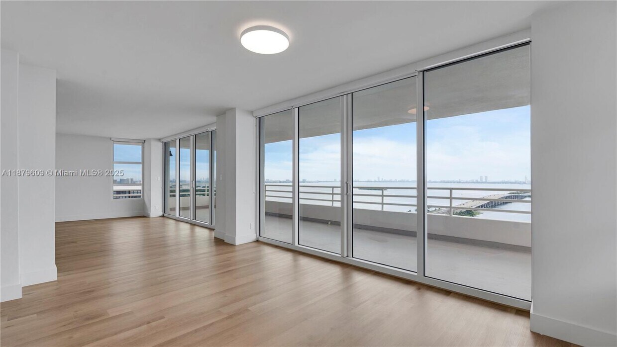 Foto principal - 555 NE 34th St