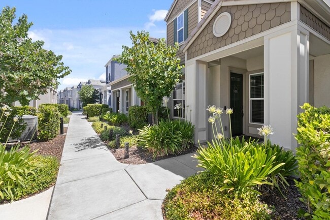 3 Bed 2.5 Ba 2 Car Garage with solar! - 3 Bed 2.5 Ba 2 Car Garage with solar! House