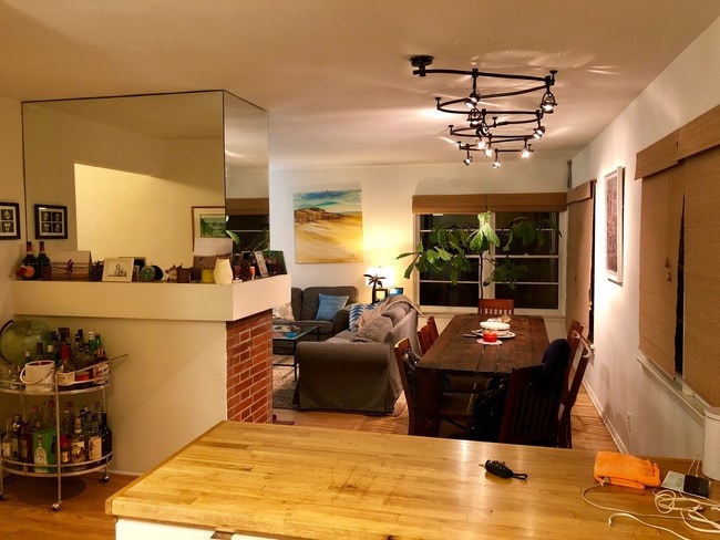 Dining area - 1532 Yale St