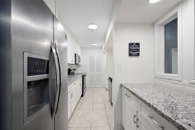Foto del edificio - 6411 Creekbend Dr