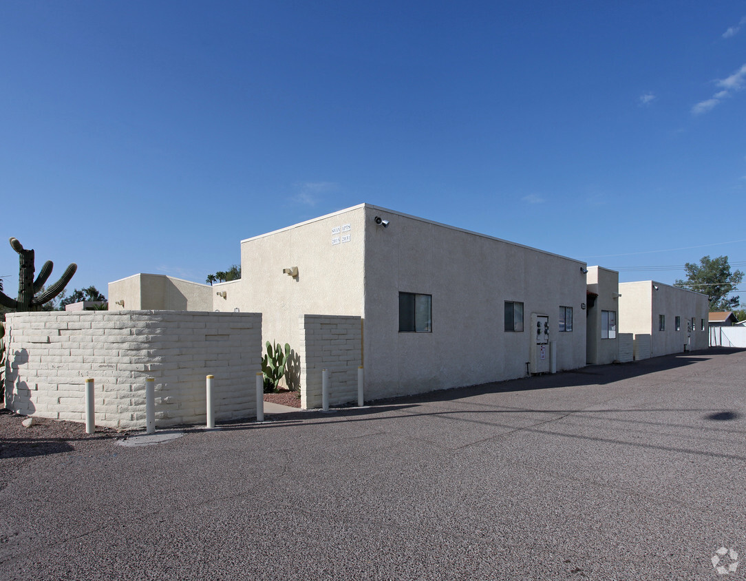 Primary Photo - Swan Apartments