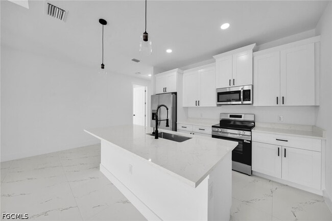 Building Photo - 4985 Fairway Ct