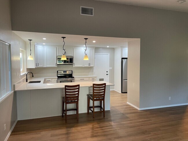 Foto del edificio - NICE UPDATED SINGLE STORY HOME IN ROCKLIN!