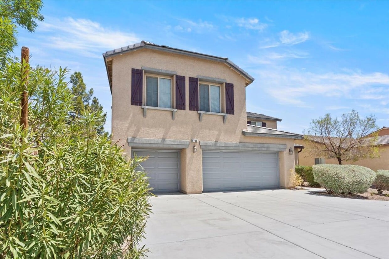 Primary Photo - Stunning 5-Bedroom Home at the End of a Cu...