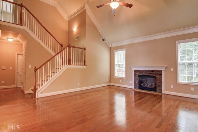 Building Photo - 9130 Golfview Cir