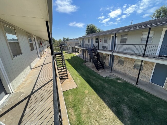 Building Photo - 1502 NW Kingsbury Ave