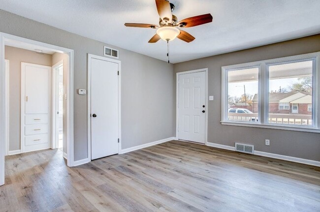 Building Photo - 828 S Apache Dr