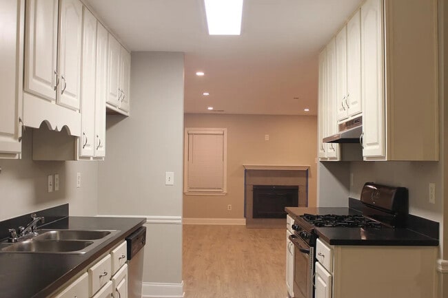 Building Photo - Room in Townhome on Oaks Pkwy SE