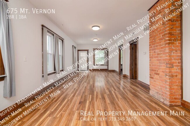 Building Photo - Second Floor 2 Bed 1 Bath