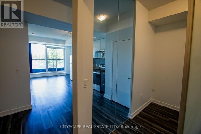 Building Photo - 859 The Queensway