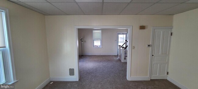 Building Photo - 402 Davisville Rd