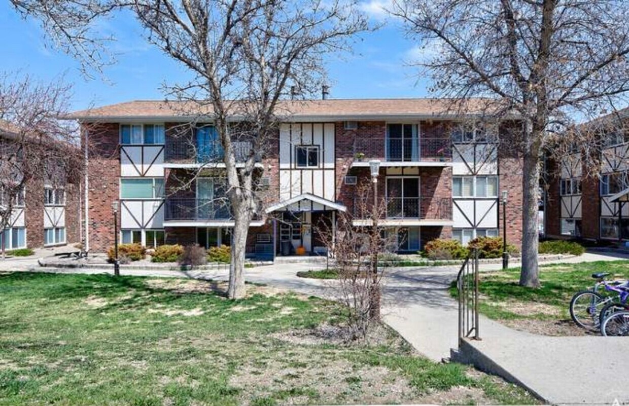 Foto principal - Pet Friendly 2 Bed 1 Bath Apartment on Wes...