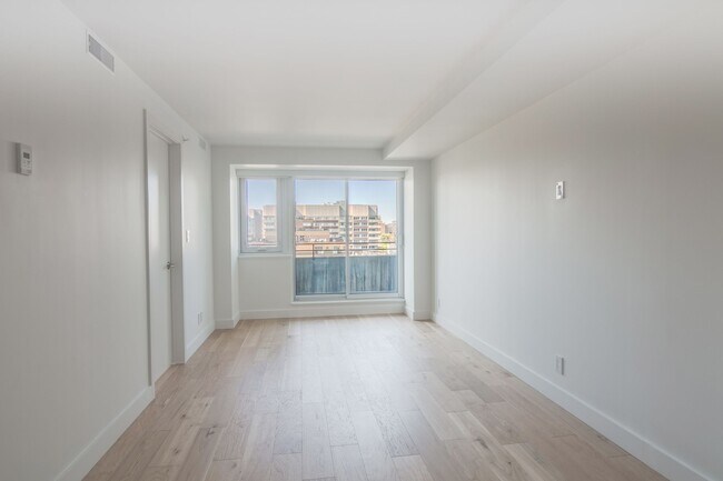 Building Photo - 3460 Rue Peel