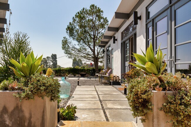Foto del edificio - 7107 Pacific View Dr
