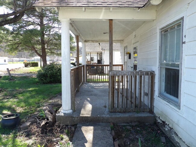 Building Photo - 720 Holmes St