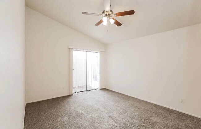 Foto del edificio - 8917 W Indianola Ave