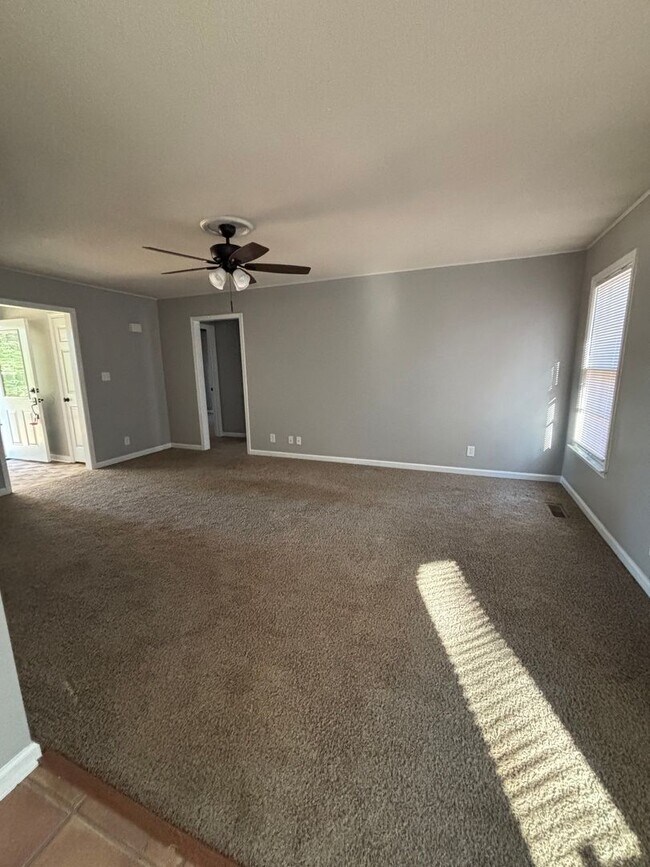 Building Photo - Charming 3 bd/2 ba with Basement!! Home Ne...