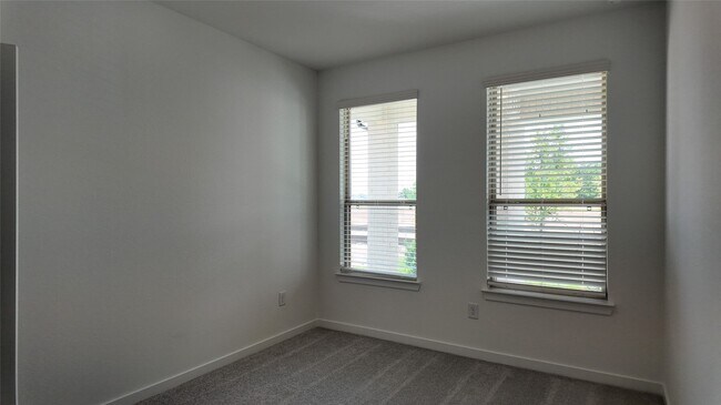Foto del edificio - 15655 Maple