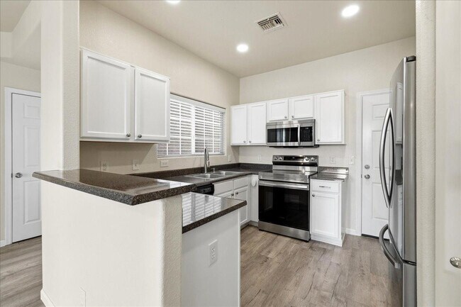 Building Photo - 1633 E Lakeside Dr