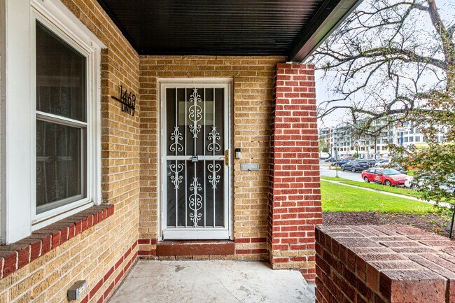 Foto del edificio - Remodeled 3BD, 2BA Half Duplex in East Denver with 2-Car Garage