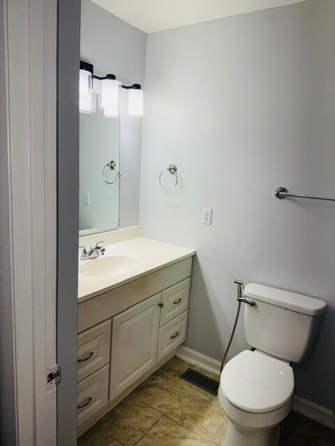 Building Photo - 5 Cherry Manor Ct
